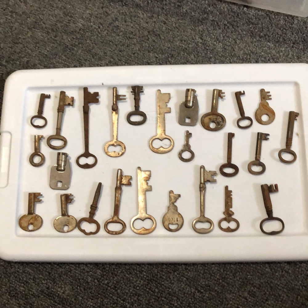 Antique keys lot of 25 skeleton vintage keys